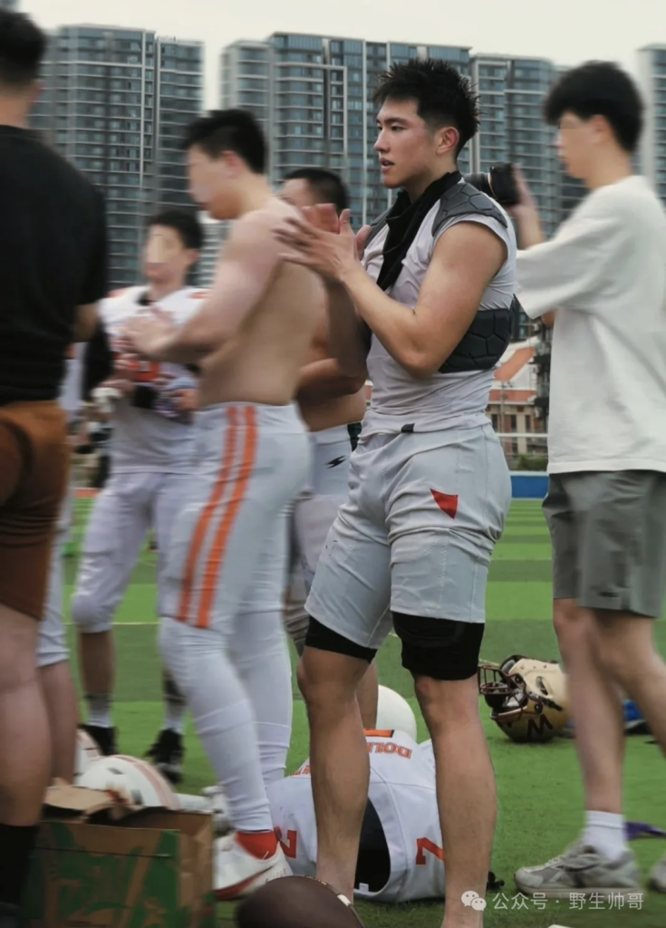 操场玩球的长腿运动男，被他吸引想和他一起打球啦！