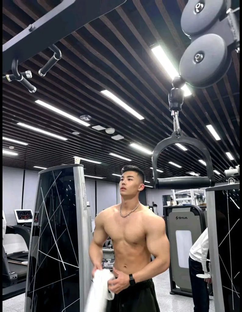 穿灰裤子的运动小哥自拍，高鼻梁长的真好看