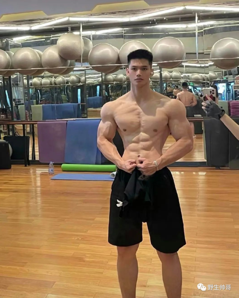 高个子大帅哥，找他当男友太幸福了