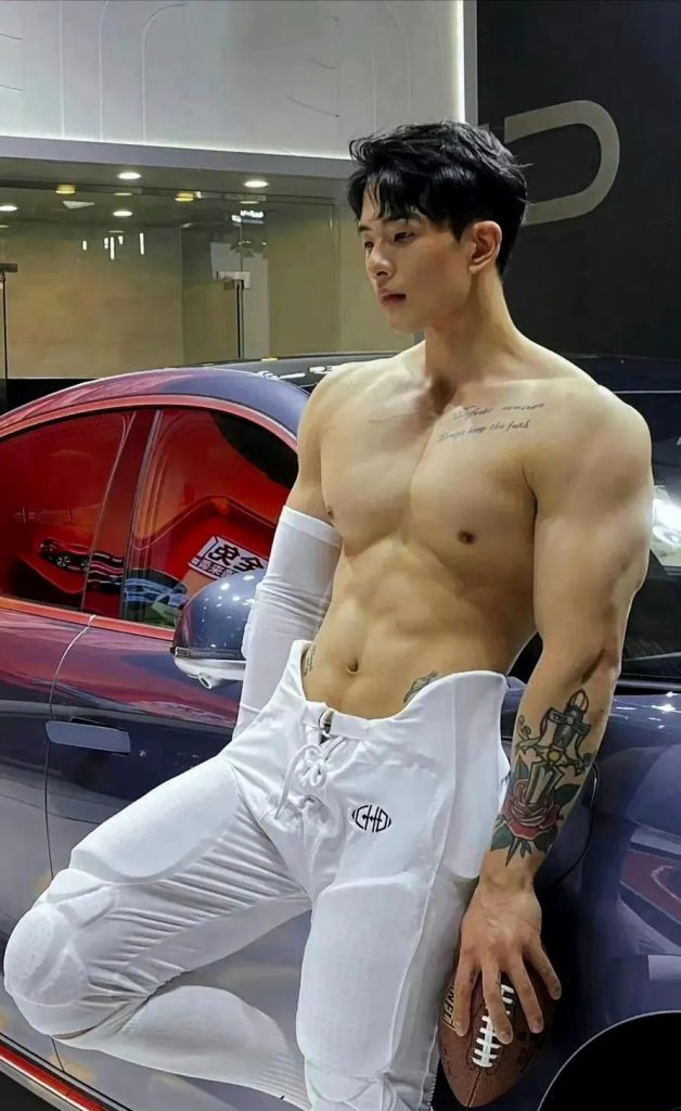 穿灰裤子的运动小哥自拍，高鼻梁长的真好看