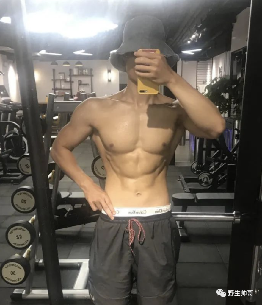 运动小哥自拍照，撩衣露大胸肌太棒啦