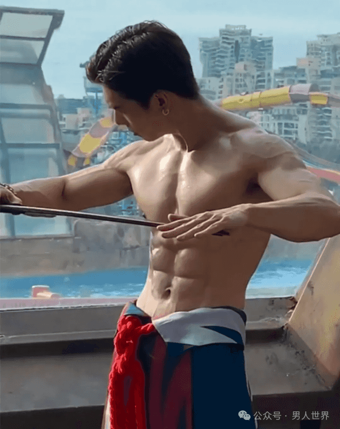 大长腿小哥，身材完美！