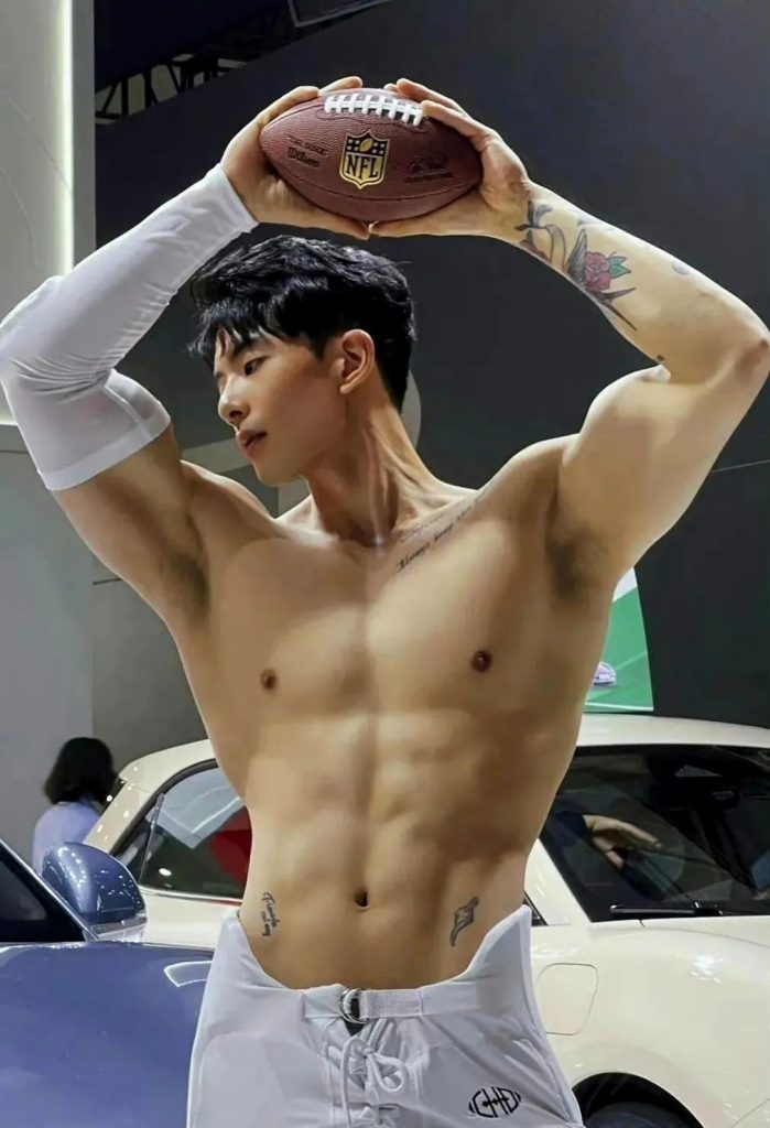 穿灰裤子的运动小哥自拍，高鼻梁长的真好看