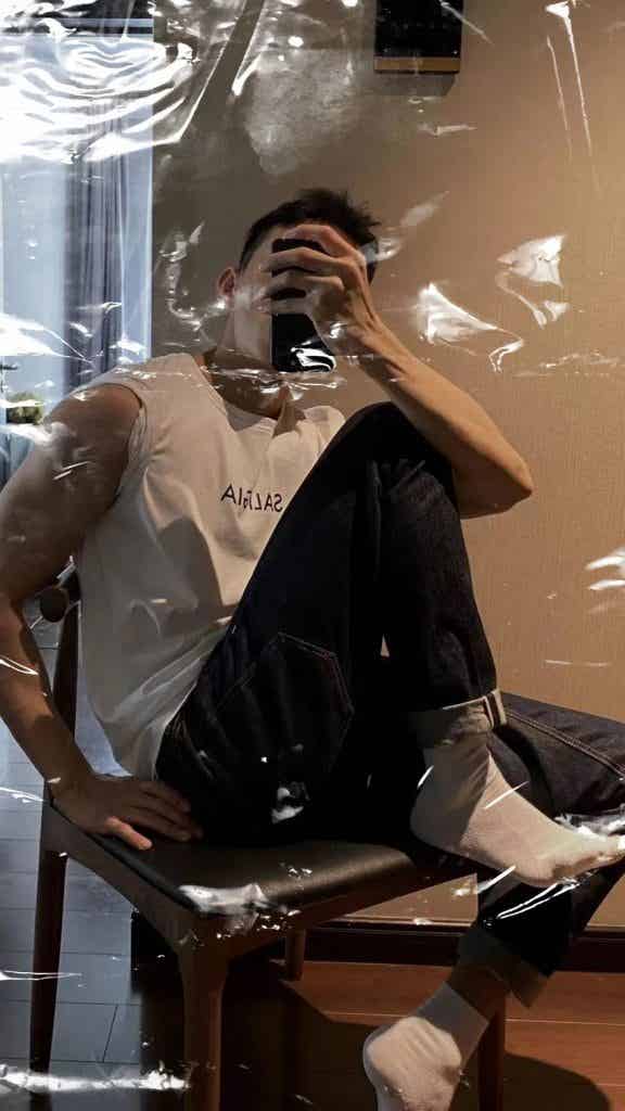 同一件 T 恤和内裤，21 位男生谁穿上会更胜一筹？