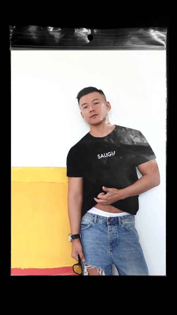 同一件 T 恤和内裤，21 位男生谁穿上会更胜一筹？