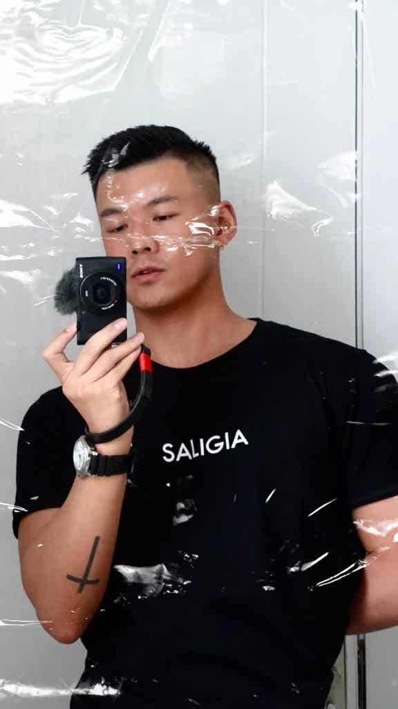 同一件 T 恤和内裤，21 位男生谁穿上会更胜一筹？