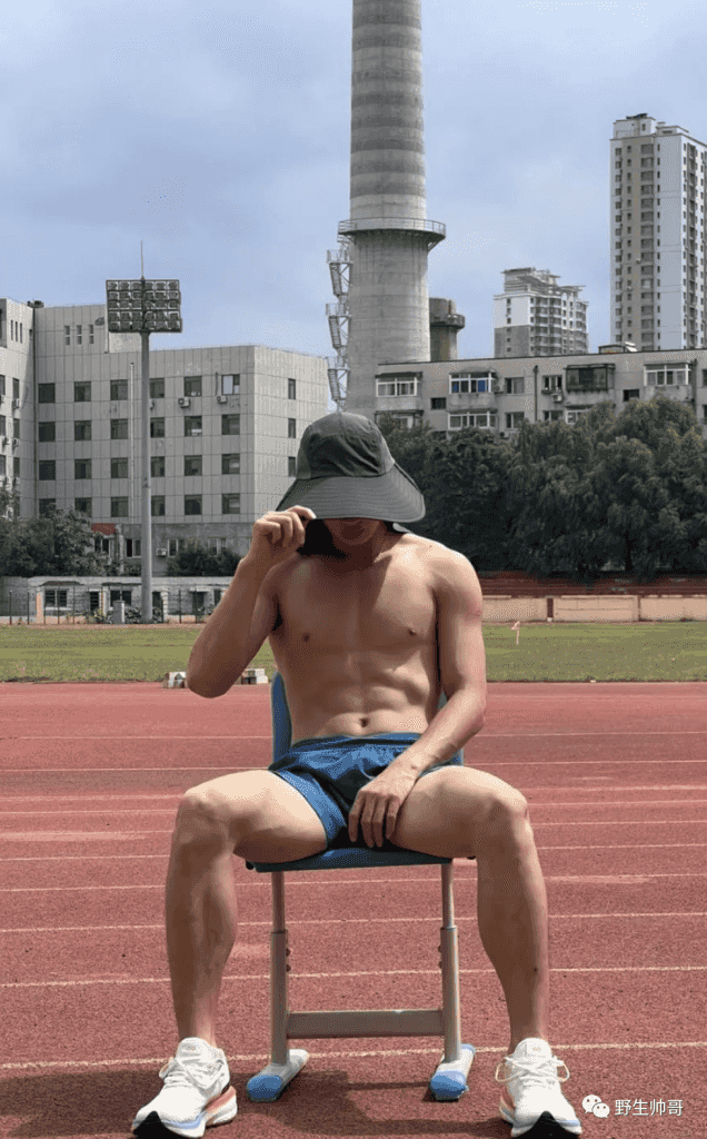 操场 19 岁的东北体育生紧身裤湿透，大长腿藏不住了！