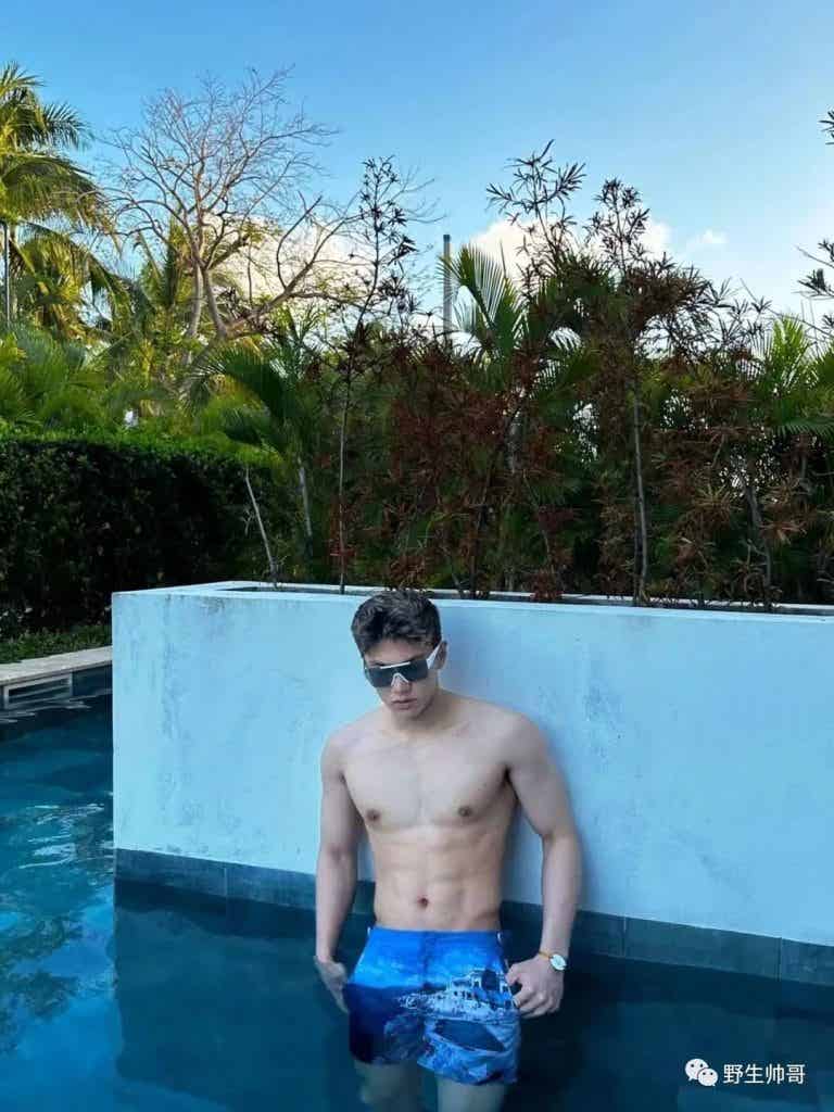 00 后的留学生，不仅玩得开身材也超猛！