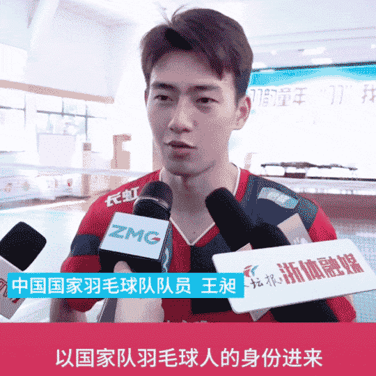 羽毛球男神王昶被队医按地上拉伸,这画面免费能看? 羽毛球男神王昶被队医按地上拉伸,这画面免费能看?