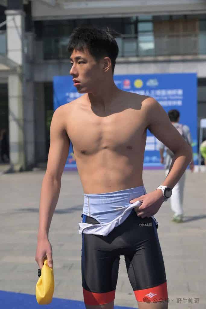 穿紧身裤参加跑步的体育生脱啦，大鼻子太太顶了！