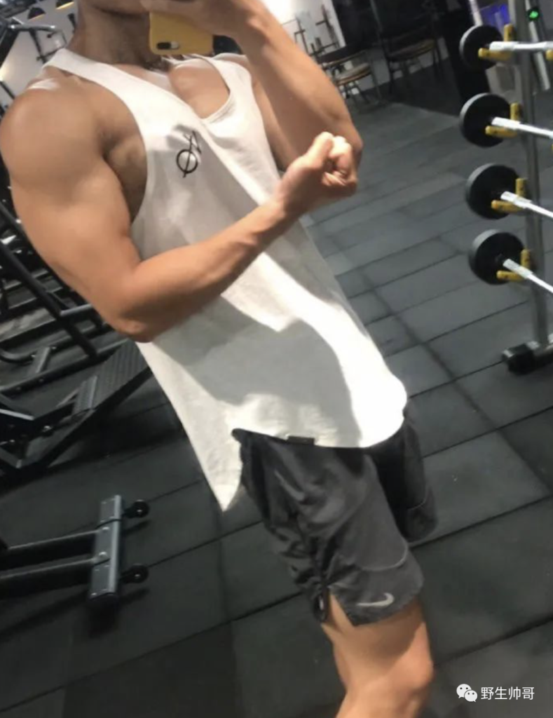 运动小哥自拍照，撩衣露大胸肌太棒啦
