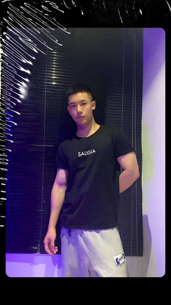 同一件 T 恤和内裤，21 位男生谁穿上会更胜一筹？