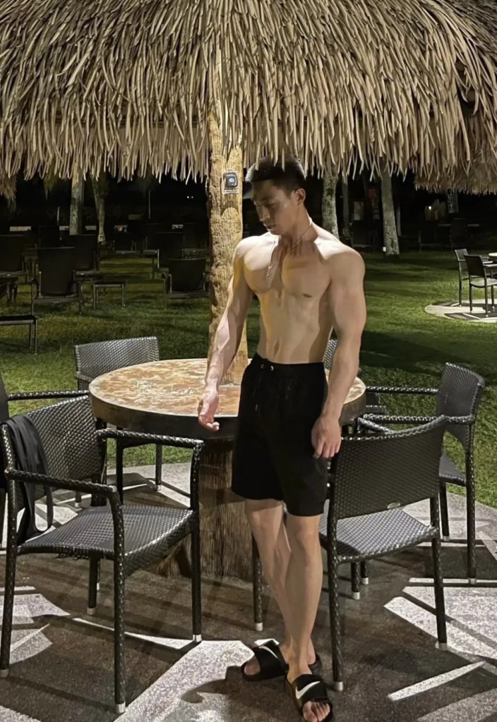 操场打篮球的运动男大被汗水湿透太有看头，视频大实力！