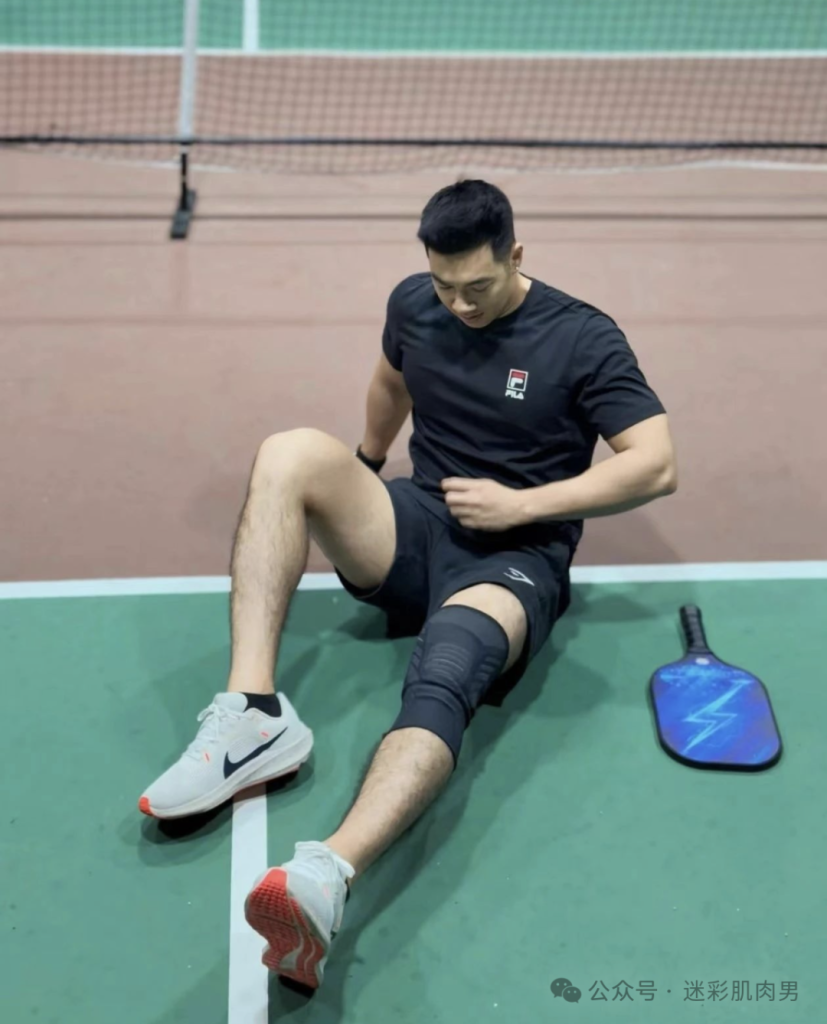 皮划艇不穿衣的运动男腿岔太开?湿透白裤子遮不住了! 皮划艇不穿衣的运动男腿岔太开?湿透白裤子遮不住了!