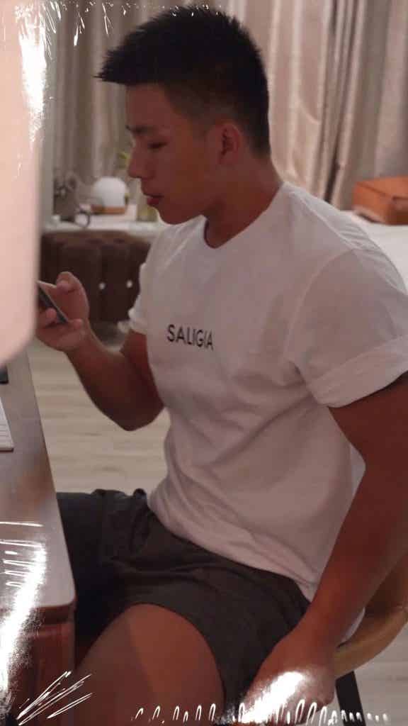 同一件 T 恤和内裤，21 位男生谁穿上会更胜一筹？