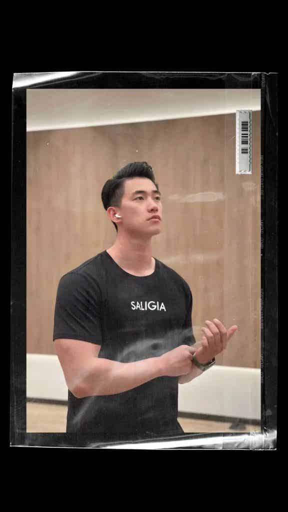 同一件 T 恤和内裤，21 位男生谁穿上会更胜一筹？