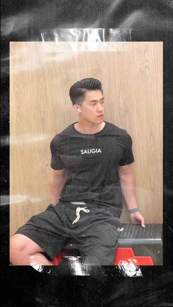 同一件 T 恤和内裤，21 位男生谁穿上会更胜一筹？