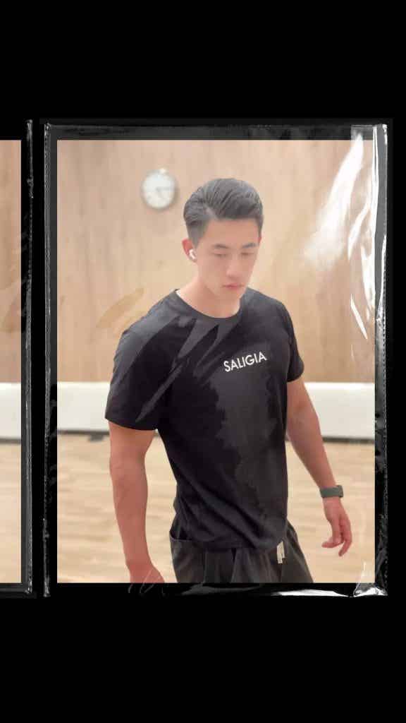 同一件 T 恤和内裤，21 位男生谁穿上会更胜一筹？