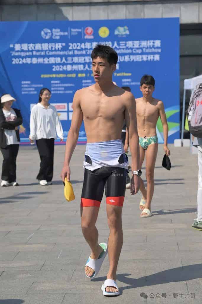 穿紧身裤参加跑步的体育生脱啦，大鼻子太太顶了！