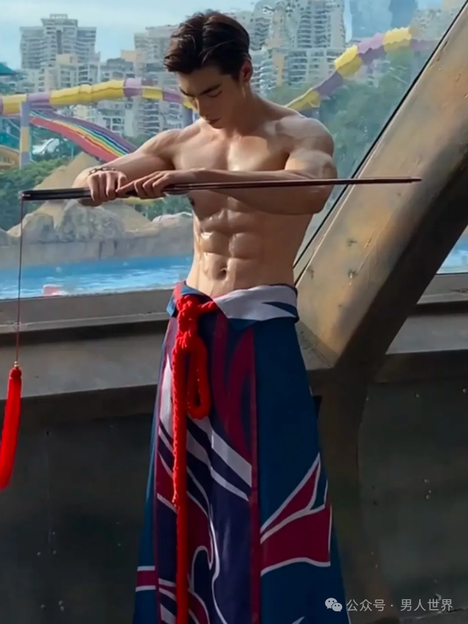 大长腿小哥，身材完美！