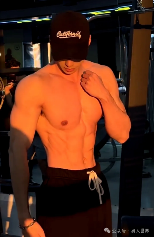 大长腿小哥，身材完美！