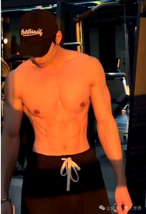 大长腿小哥，身材完美！