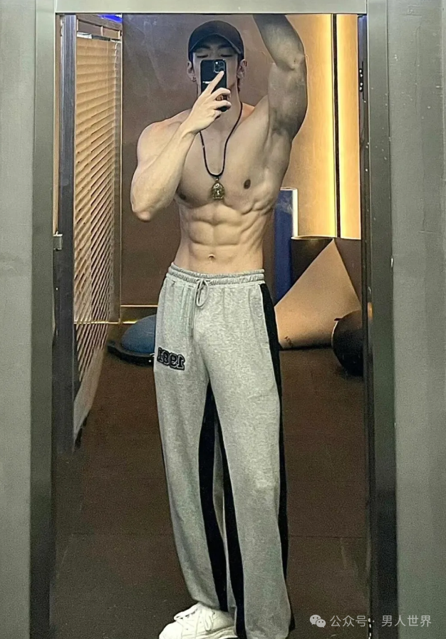 大长腿小哥，身材完美！