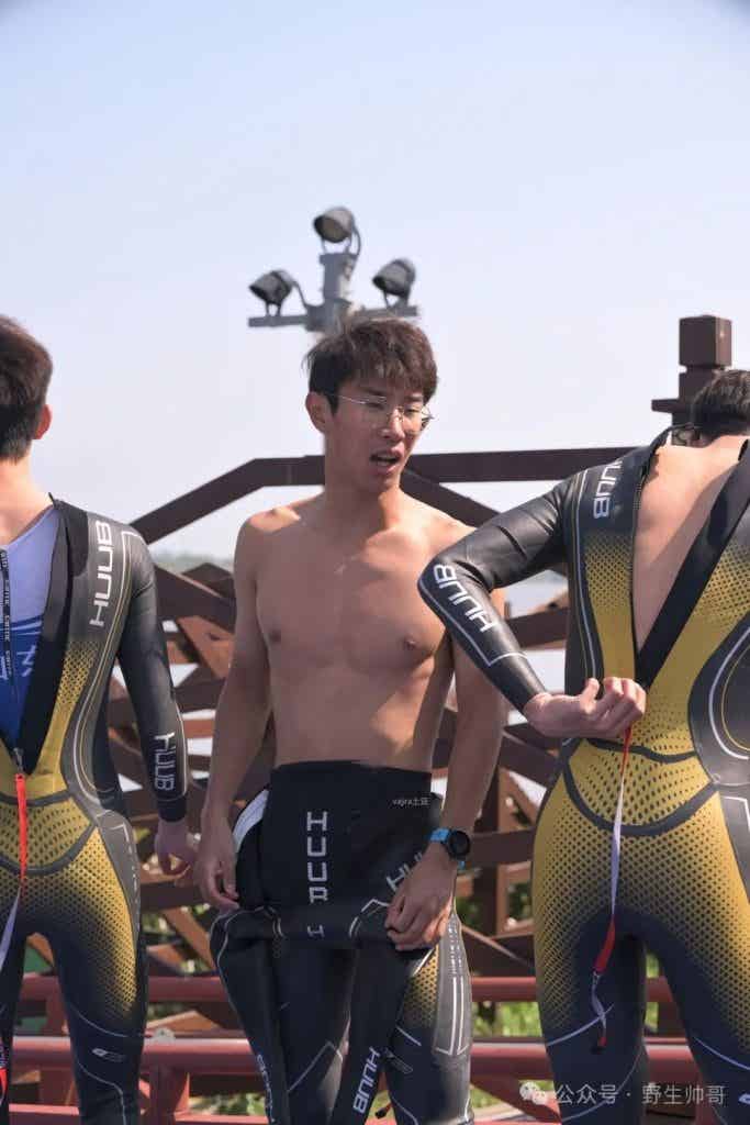 穿紧身裤参加跑步的体育生脱啦，大鼻子太太顶了！