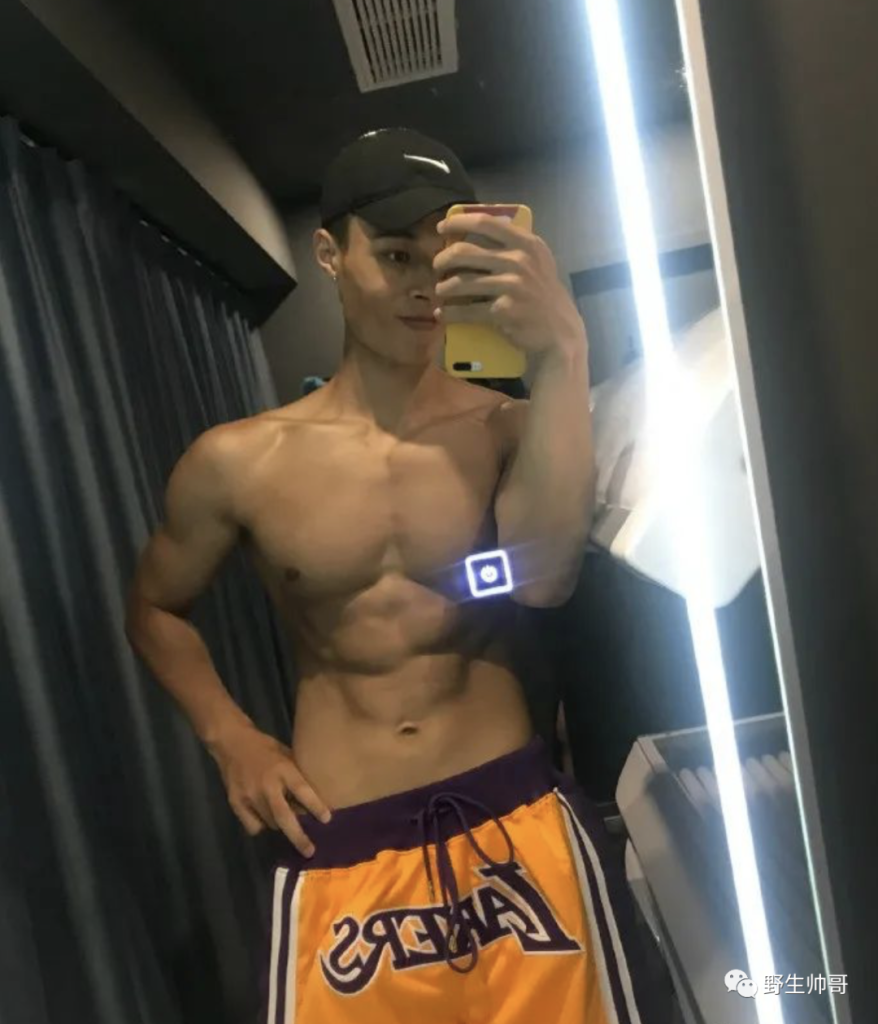 运动小哥自拍照，撩衣露大胸肌太棒啦