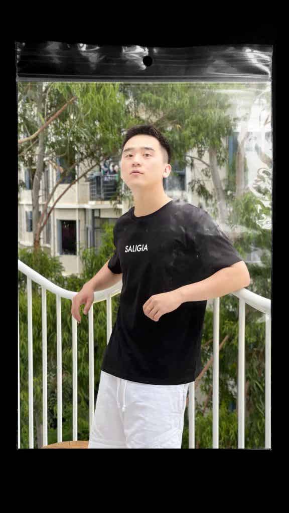 同一件 T 恤和内裤，21 位男生谁穿上会更胜一筹？