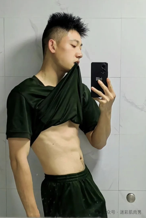 湖北 21 的退役兵哥私照太强啦,他看见什么舔舌头了! 湖北 21 的退役兵哥私照太强啦,他看见什么舔舌头了!