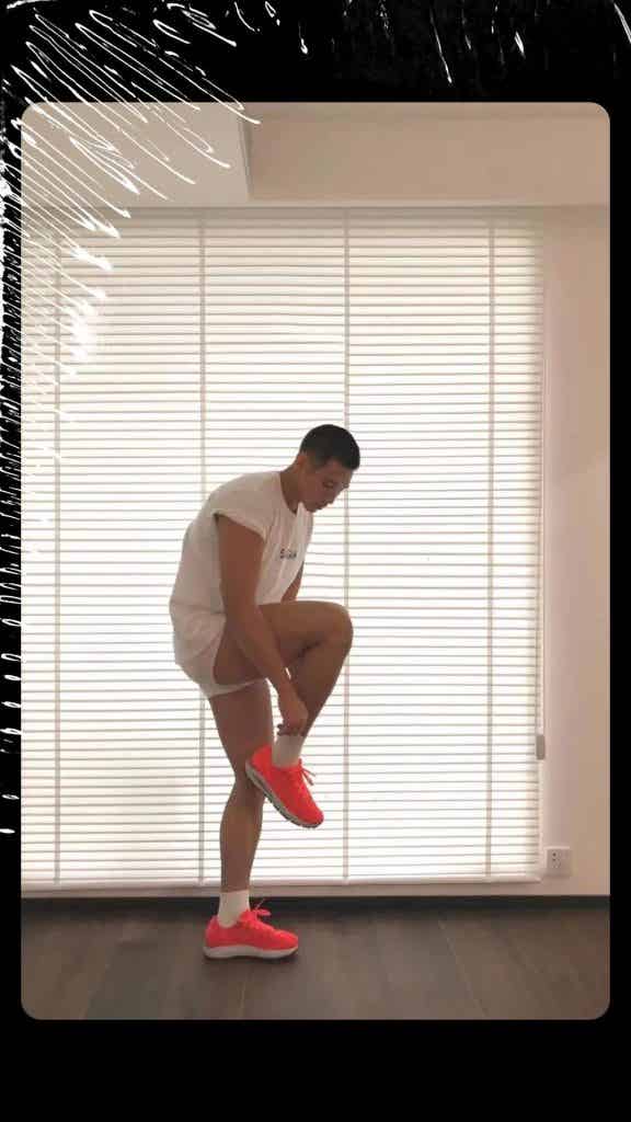 同一件 T 恤和内裤，21 位男生谁穿上会更胜一筹？