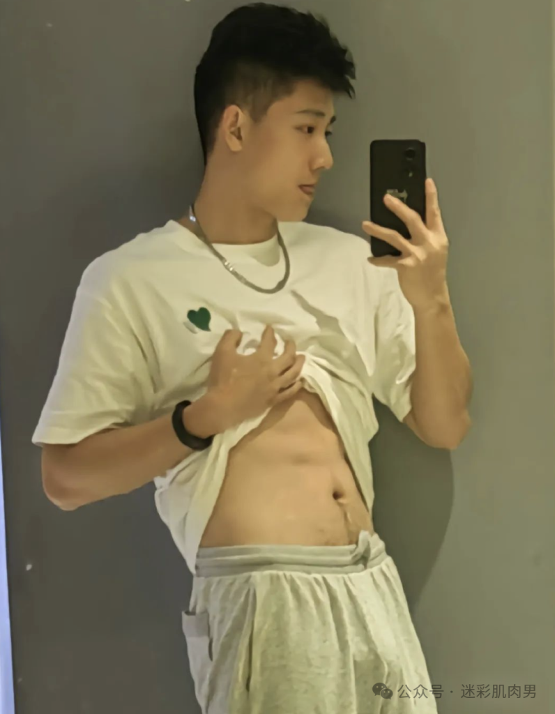 湖北 21 的退役兵哥私照太强啦,他看见什么舔舌头了! 湖北 21 的退役兵哥私照太强啦,他看见什么舔舌头了!