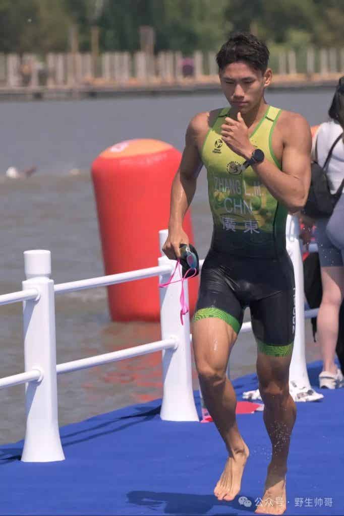 穿紧身裤参加跑步的体育生脱啦，大鼻子太太顶了！