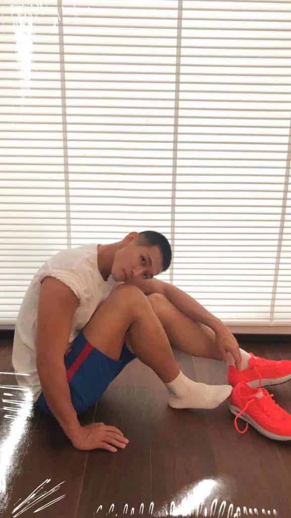 同一件 T 恤和内裤，21 位男生谁穿上会更胜一筹？