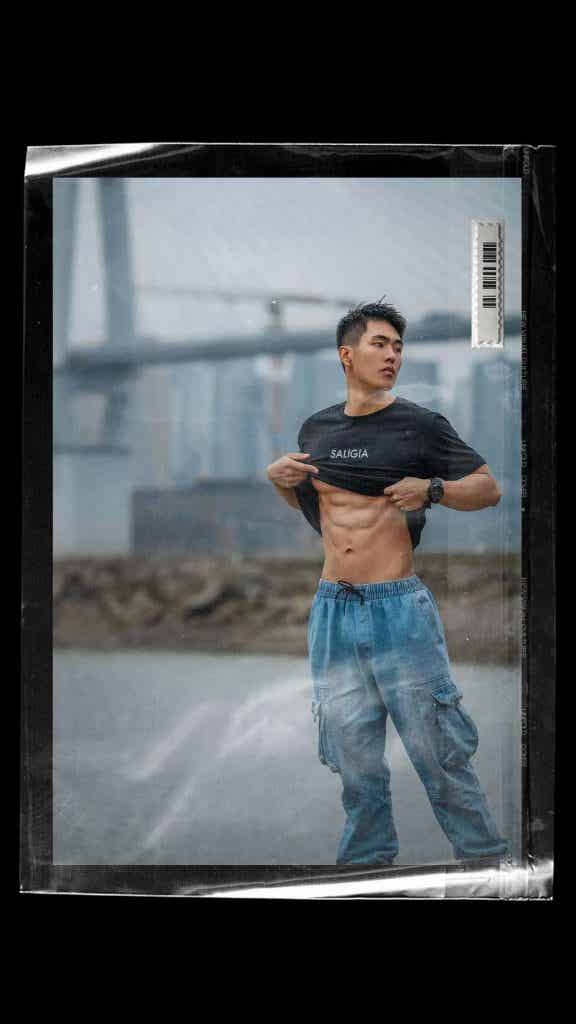 同一件 T 恤和内裤，21 位男生谁穿上会更胜一筹？