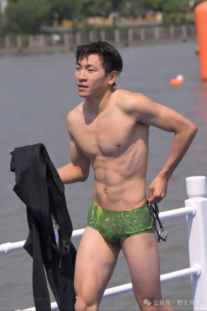 穿紧身裤参加跑步的体育生脱啦，大鼻子太太顶了！