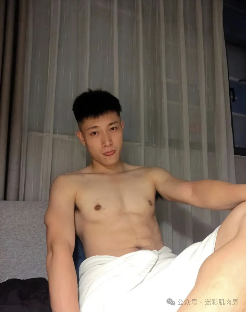 湖北 21 的退役兵哥私照太强啦,他看见什么舔舌头了! 湖北 21 的退役兵哥私照太强啦,他看见什么舔舌头了!