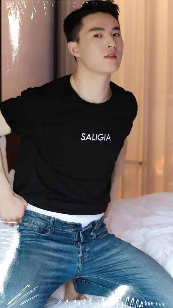 同一件 T 恤和内裤，21 位男生谁穿上会更胜一筹？