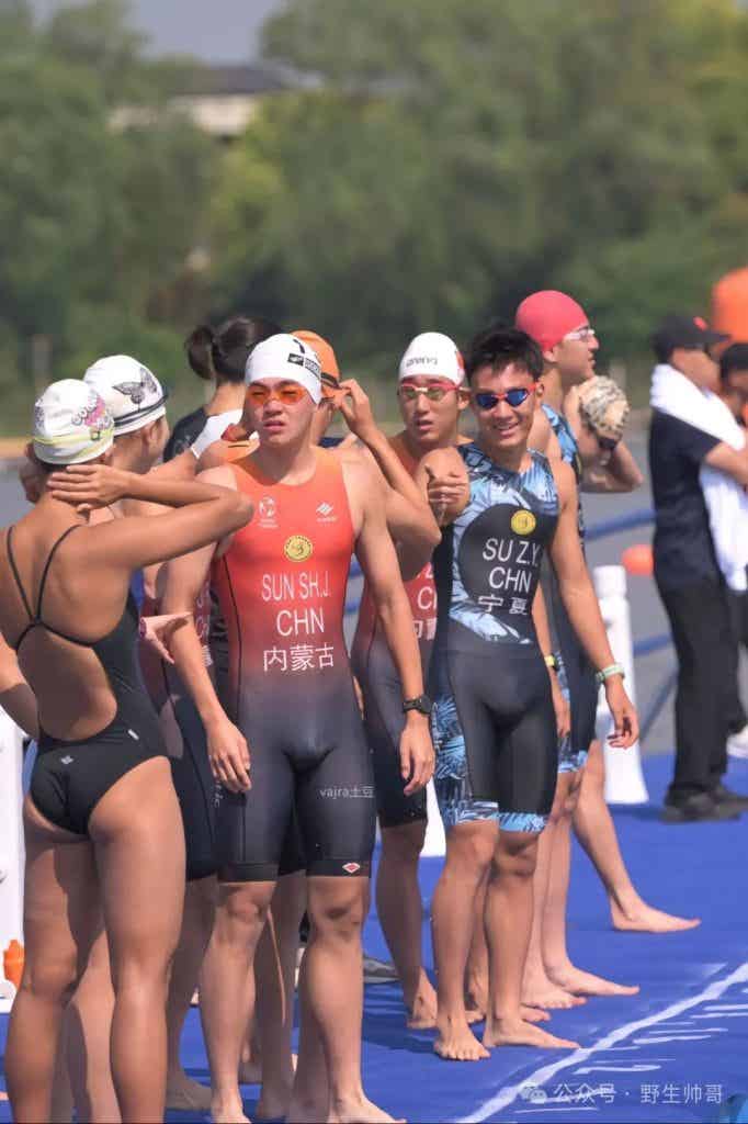 穿紧身裤参加跑步的体育生脱啦，大鼻子太太顶了！