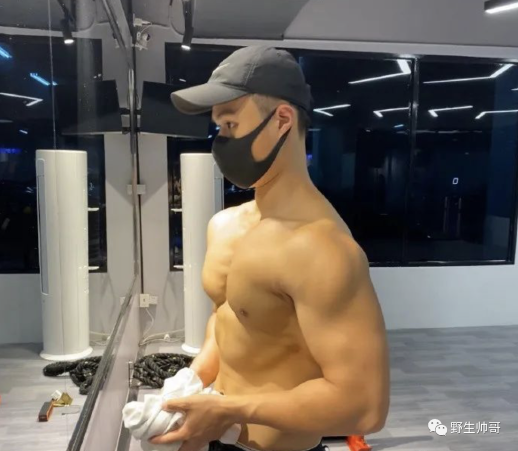 运动小哥自拍照，撩衣露大胸肌太棒啦