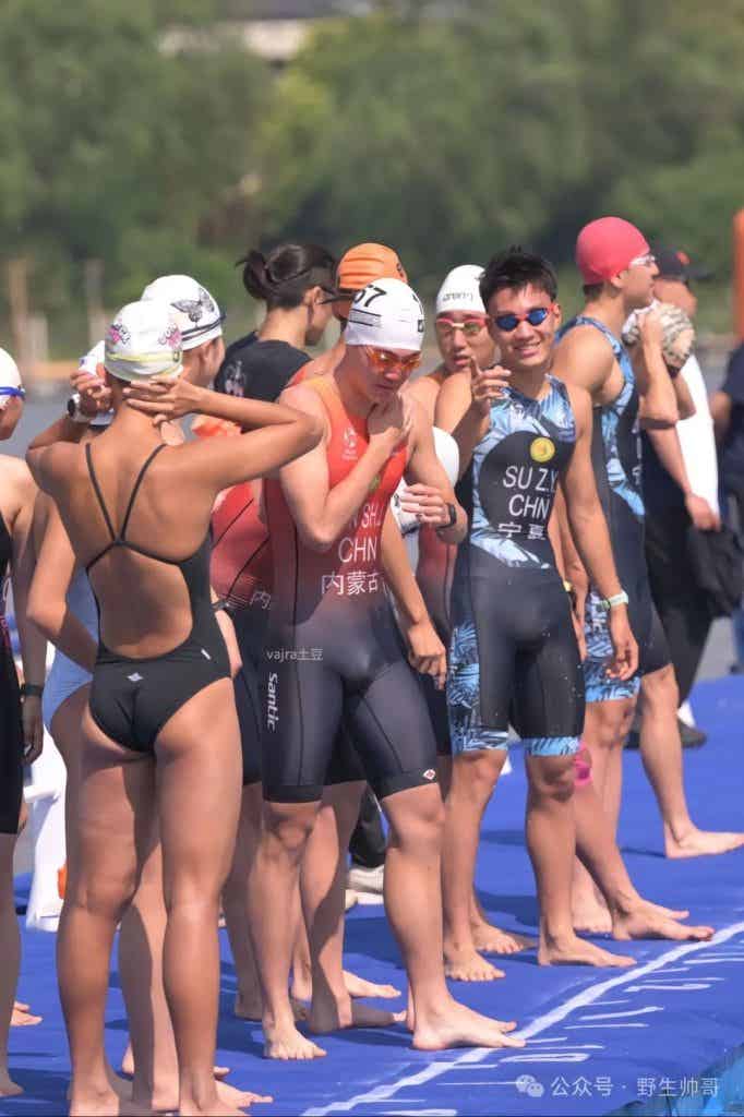 穿紧身裤参加跑步的体育生脱啦，大鼻子太太顶了！