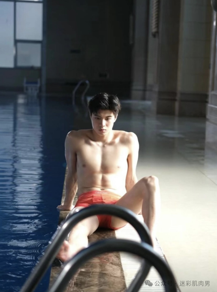 跳水运动员张翼祥居然脱了去拍大片?太长啦超可以! 跳水运动员张翼祥居然脱了去拍大片?太长啦超可以!