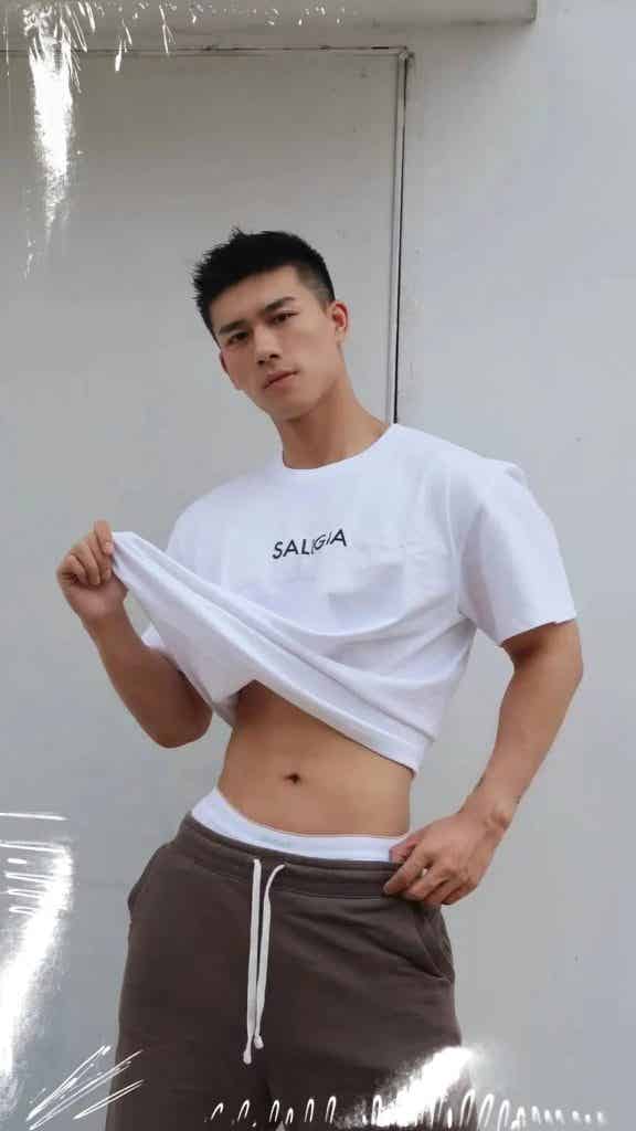 同一件 T 恤和内裤，21 位男生谁穿上会更胜一筹？