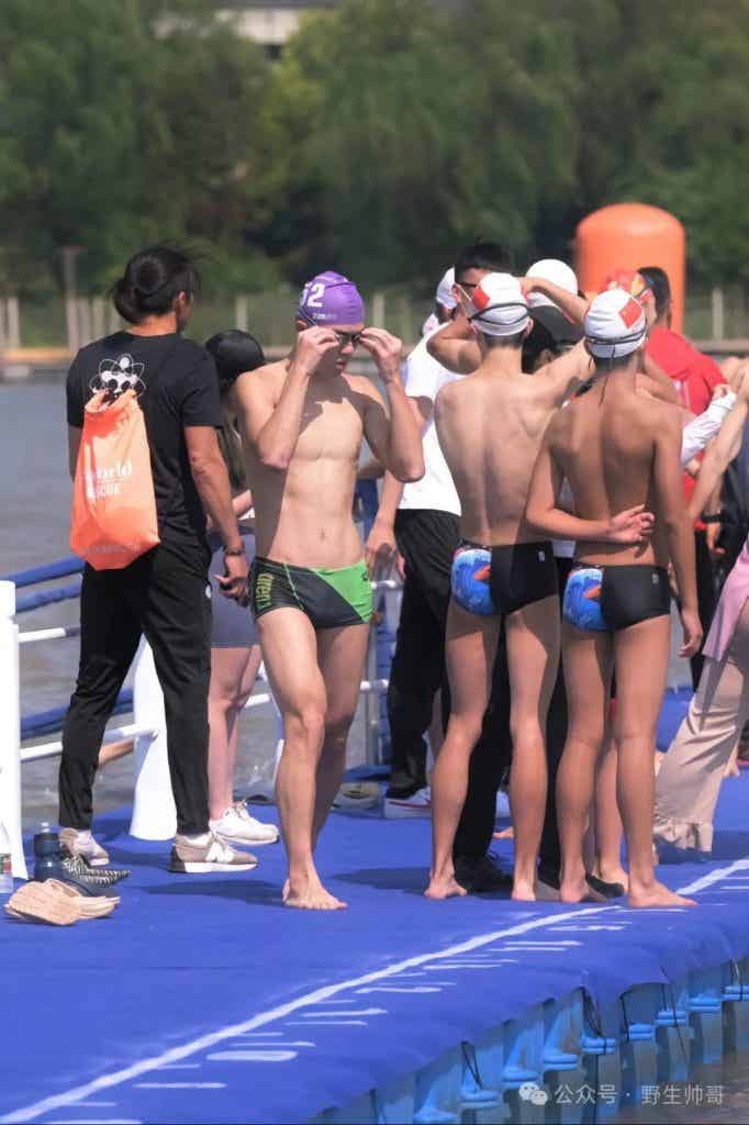 穿紧身裤参加跑步的体育生脱啦，大鼻子太太顶了！