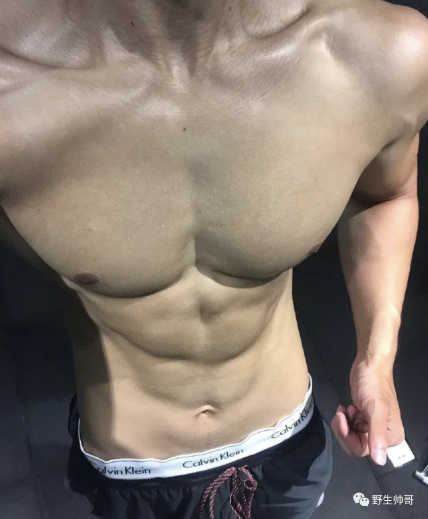 运动小哥自拍照，撩衣露大胸肌太棒啦