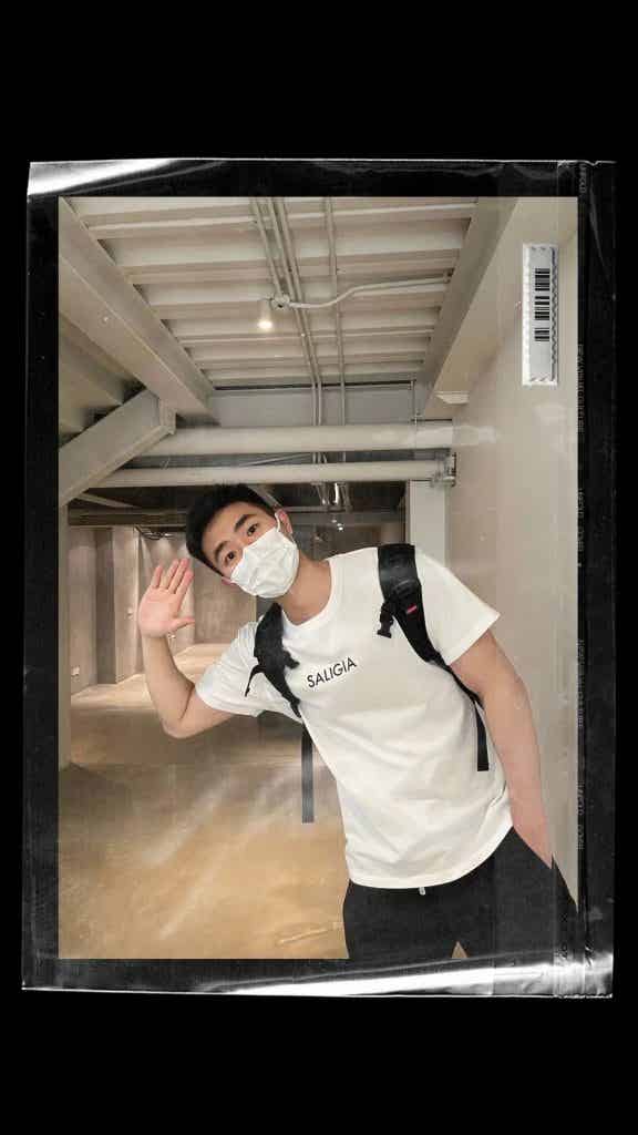 同一件 T 恤和内裤，21 位男生谁穿上会更胜一筹？