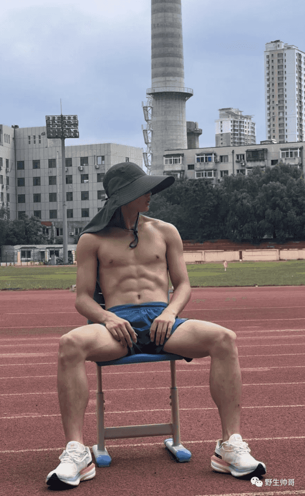 操场 19 岁的东北体育生紧身裤湿透，大长腿藏不住了！