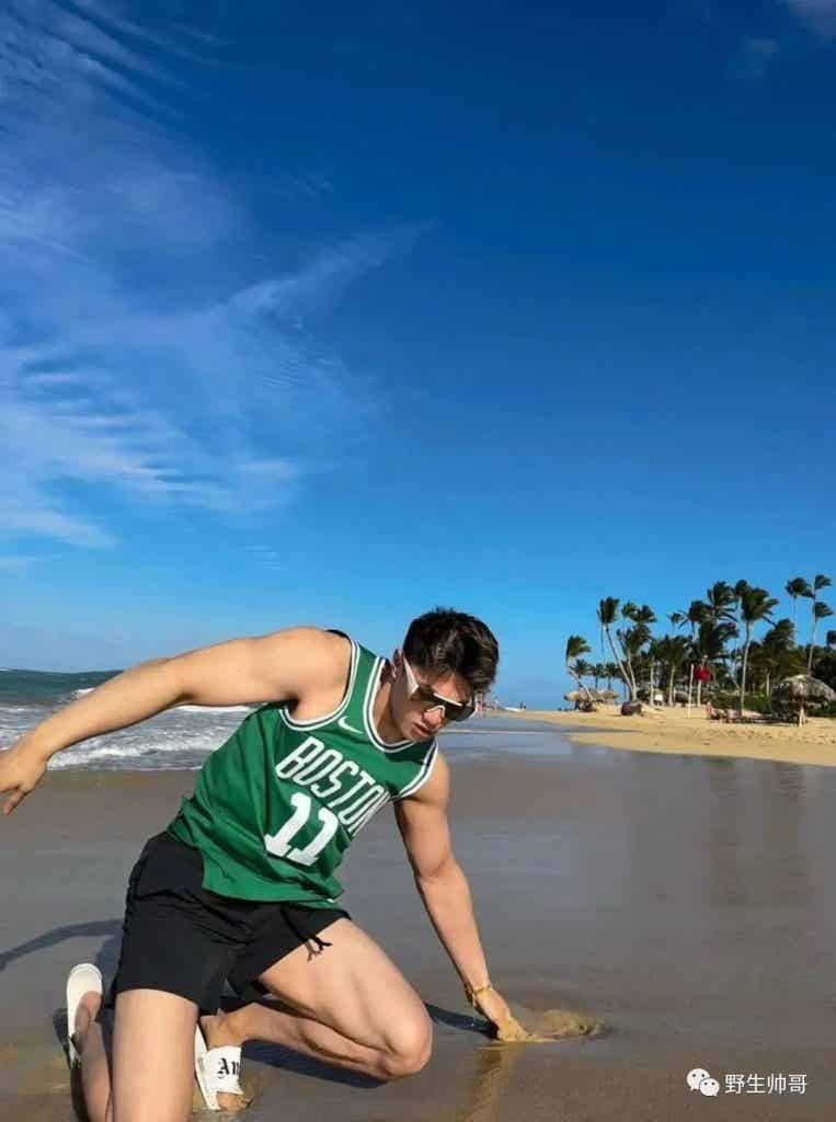 00 后的留学生，不仅玩得开身材也超猛！