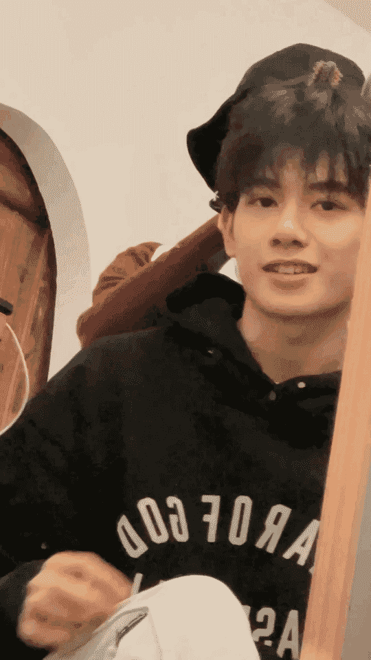 胡先煦新电影脱光光，跪着喊主人，乌尔善真会拍！